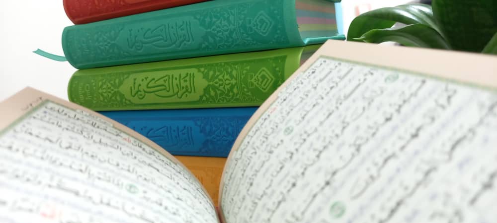 کتاب قرآن رنگی با جلد چرم و صفحات رنگین کمانی