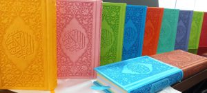 کتاب قرآن رنگی با جلد چرم و صفحات رنگی رنگی