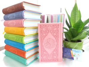 کتاب قرآن رنگی با جلد چرم و صفحات رنگی رنگی